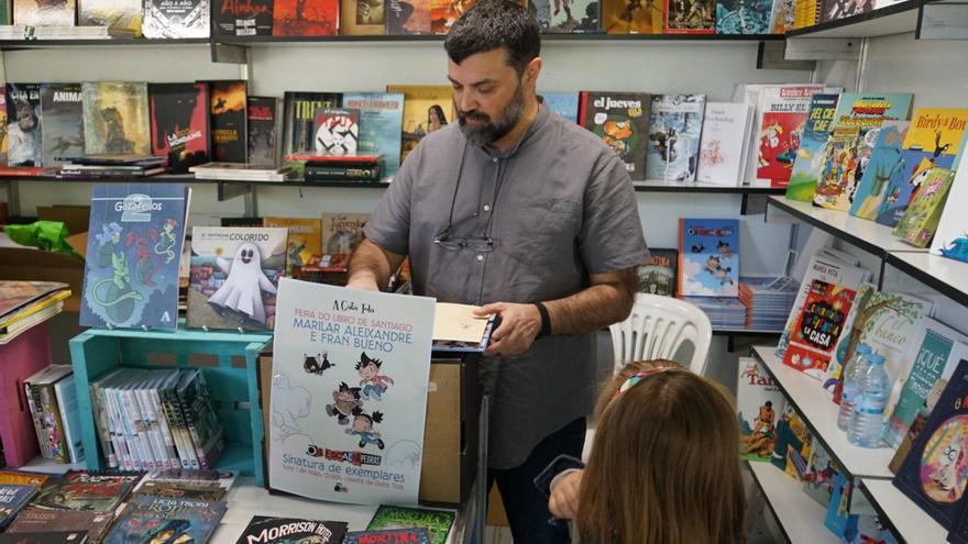 Arriba, portada de ’Escachapedras’, de Fran Bueno (en el centro firmando en la Feria del Libro) y Marilar Aleixandre / | JESÚS PRIETO