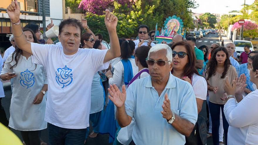 Procesión con la imagen de Ganesha