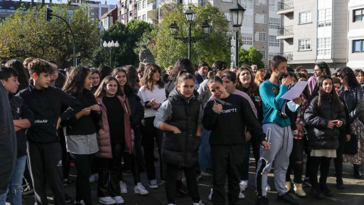 Estudiantes de instituto acudieron al acto institucional del 25-N celebrado frente al Concello de Vilagarcía.