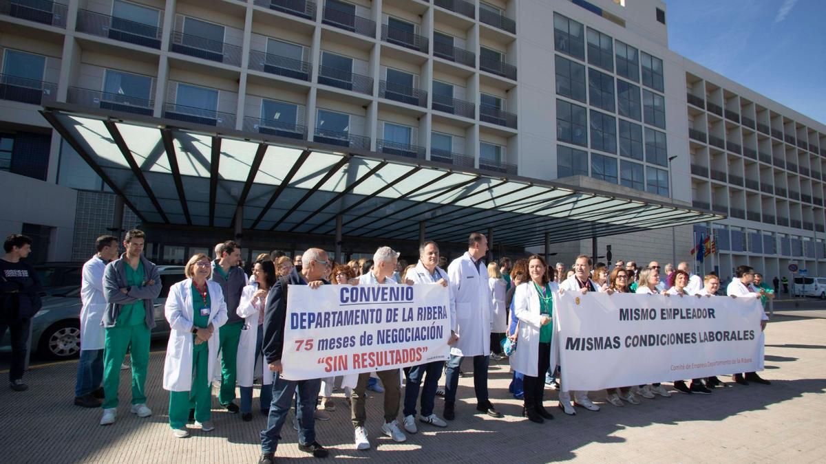 Protesta del personal laboral a las puertas del Hospital de la Ribera, en una imagen de archivo.