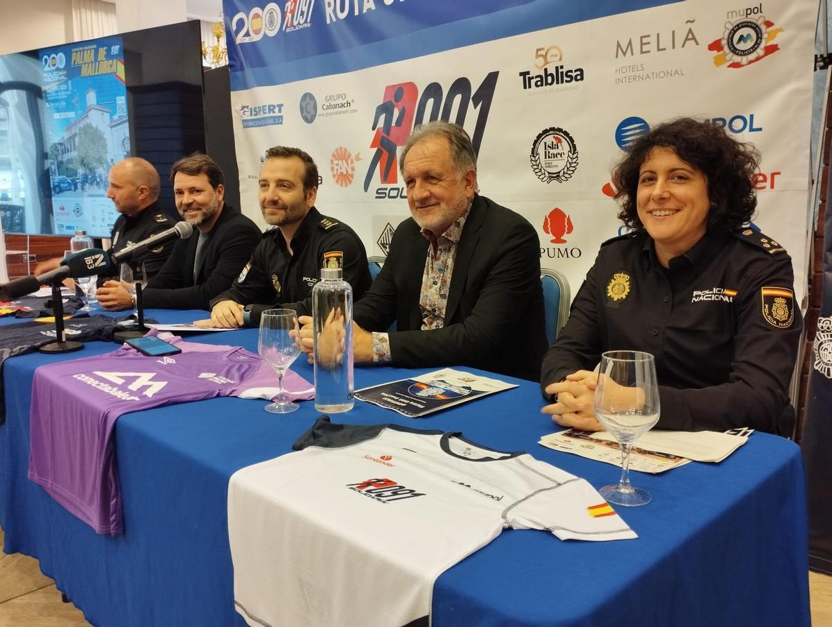Representantes de la Policía y de la Fundación Miquel Jaume-Palma Futsal, en la presentación de la carrera.