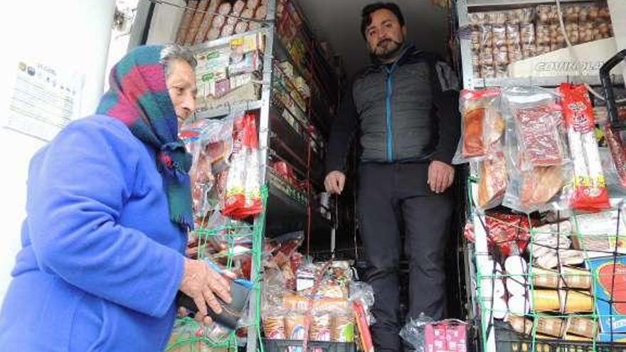 Una vecina de Villageríz comprando en la tienda ambulante.