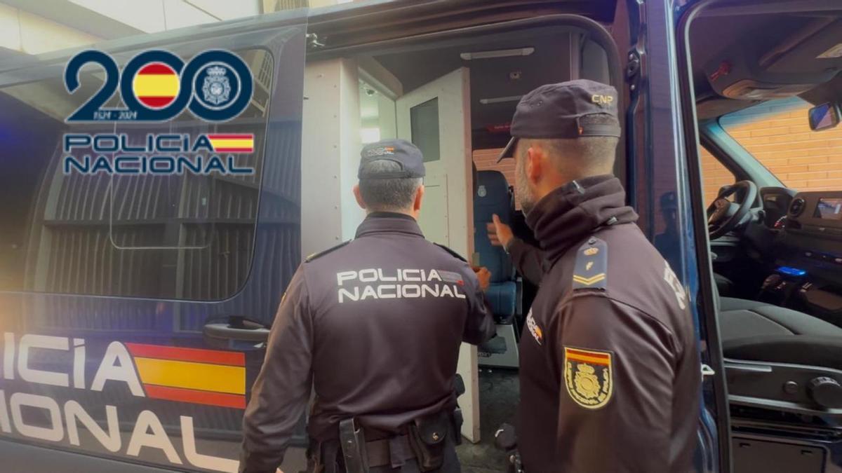 Un traslado de detenidos por la Comisaría de Elche