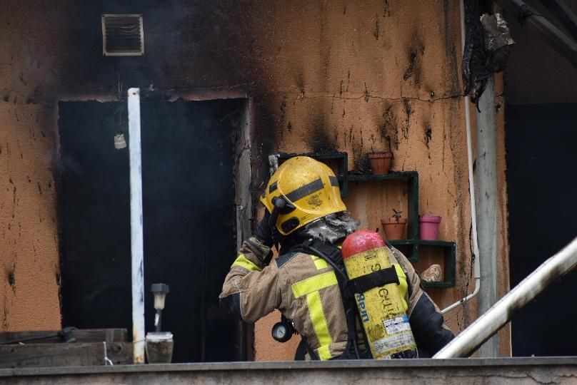 Crema un pis del carrer Vic d'Igualada