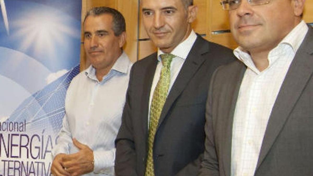 Mario Cabrera, a la izquierda, y Manuel Miranda, a la derecha, en un acto sobre energía, en una imagen de archivo. | | LP/DLP