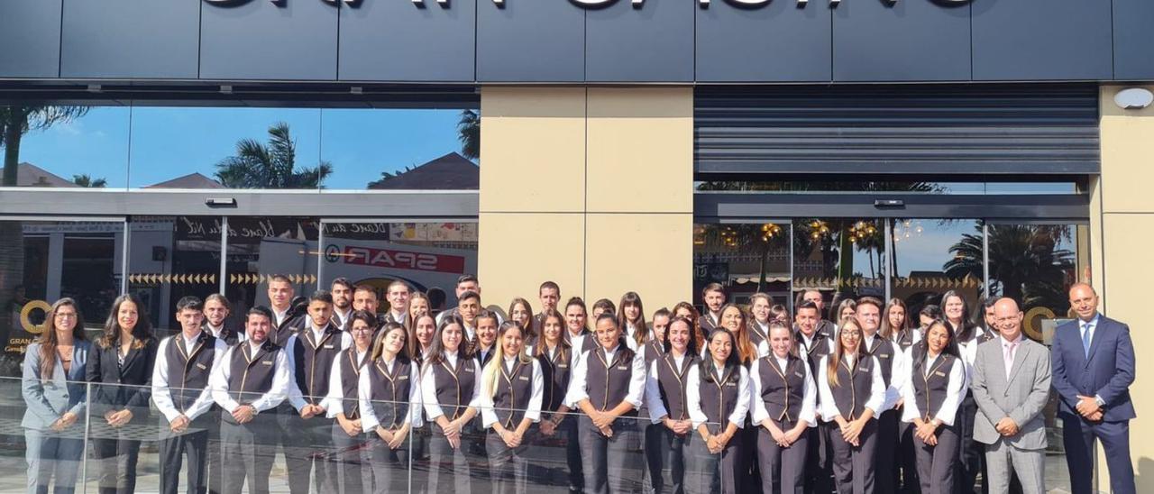 Foto de familia de la plantilla del casino, que el pasado viernes recibió los diplomas después de su formación. | | LP/DLP