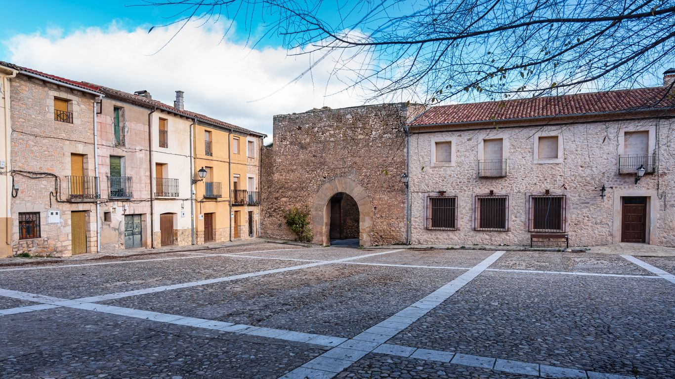 Casas antiguas en la plaza del pintoresco pueblo de Palazuelos.