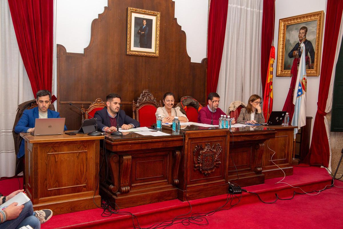 La alcaldesa de Betanzos, en el centro, durante un pleno.