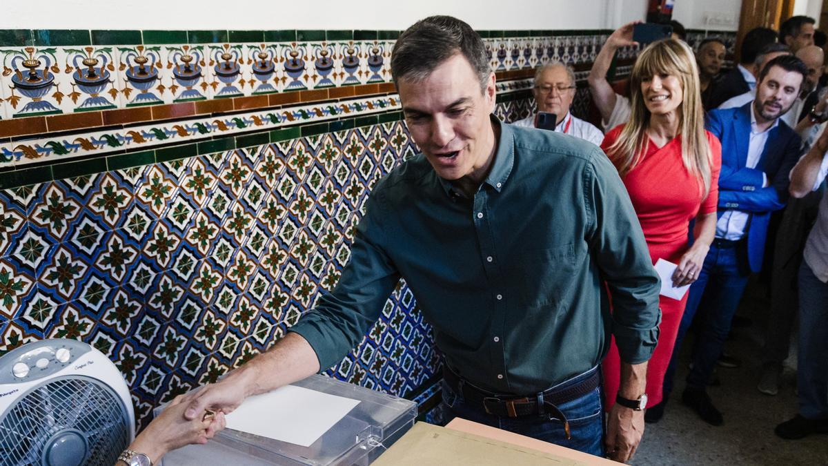 El president del Govern d'Espanya i candidat a la reelecció pel PSOE, Pedro Sánchez, exerceix el seu dret a vot per a les eleccions generals del 23 de juliol del 2023