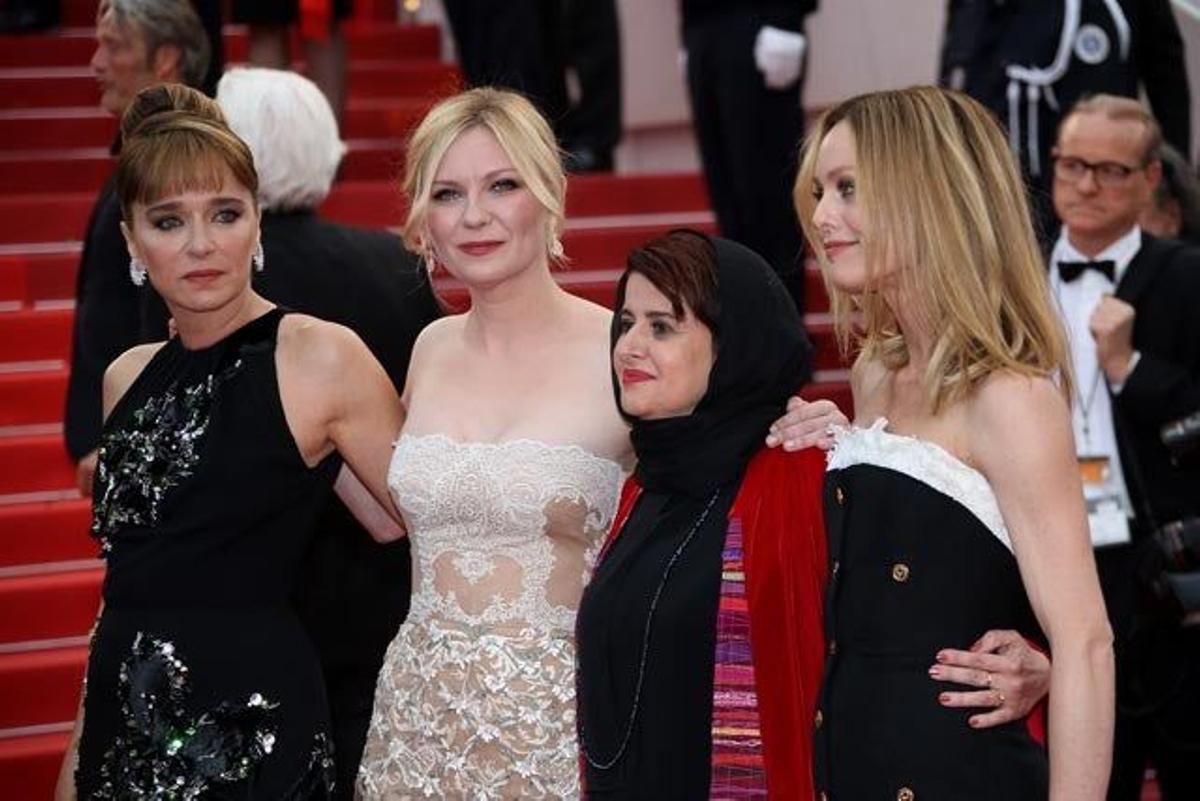 Valeria Golino, Kirsten Dunst, Katayoon Shahabi y Vanessa Paradis en la alfombra roja de la clausura de la 69 Edición del Festival de Cannes.