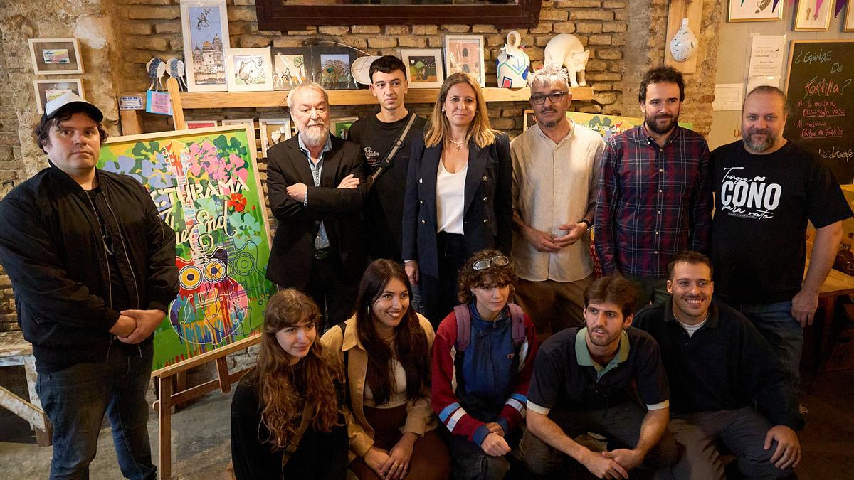 Foto de familia del equipo del Festival Nocturama con la delegada de Cultura del Ayuntamiento, los artistas y el pintor Manolo Cuervo, autor del cartel de la XX y última edición.