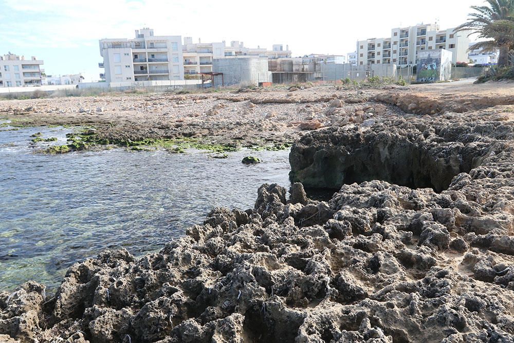 Restos de toaliitas húmedas pese a la limpieza de la zona.