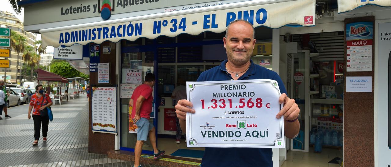 Jesús Esteban García, hijo del administrador de El Pino, enseña el cartel con el premio que repartieron.