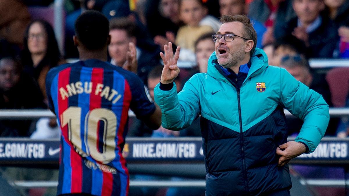 Òscar Hernández, que ejerció de primer entrenador por la sanción de Xavi, da instrucciones tras sustituir a Ansu Fati en el Barça-Valencia.