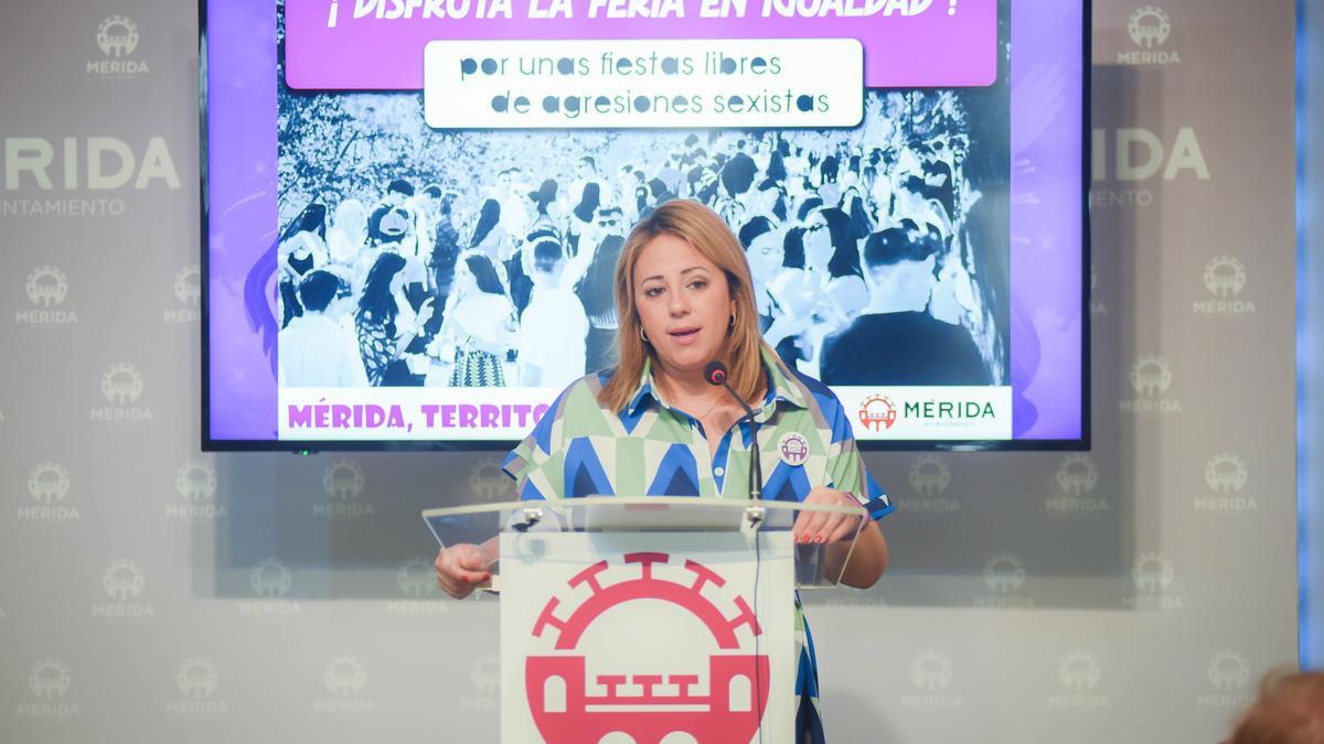 La delegada de Igualdad de Género, Ana Aragoneses, este lunes en rueda de prensa en Mérida.