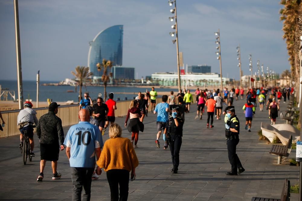 Miles de españoles salen por primera vez, desde ...