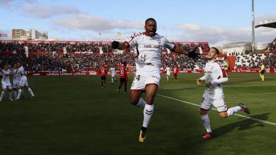 Bela celebra el primer gol del Albacete ayer ante el Mallorca.