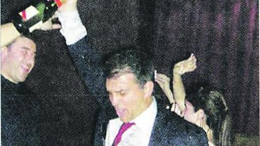 En la imagen superior, Laporta, en plena celebración. Abajo, una modelo  luciendo un sujetador de la nueva línea de lencería del Madrid.