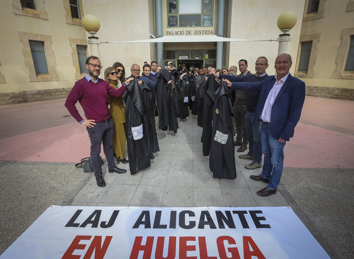 Concentración de letradas y letrados judiciales de Alicante tras la reunión fallida del comité de huelga y Justicia.