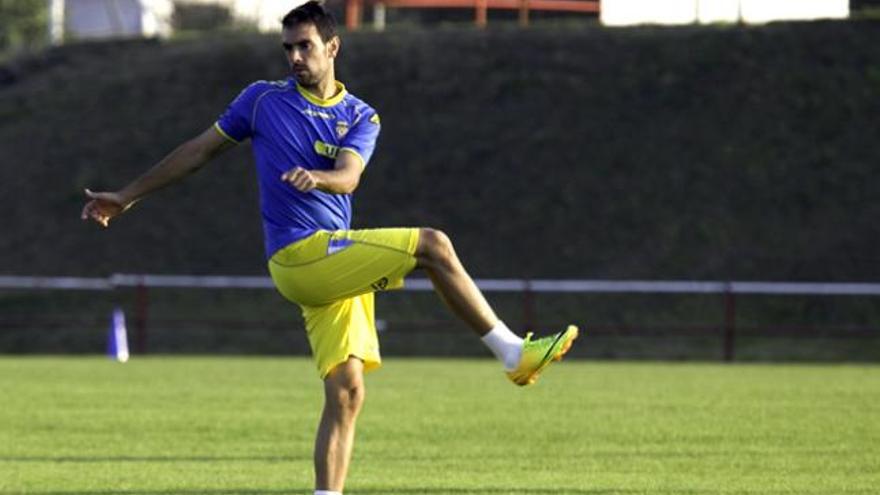 Guzmán Casaseca, ayer, en las instalaciones del Sporting en Mareo, durante la sesión de entrenamiento. | la nueva españa