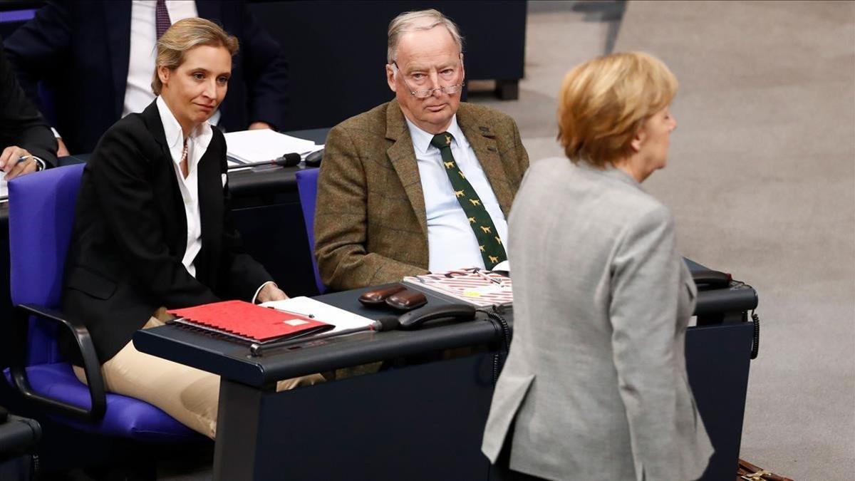 Los líderes del grupo de AfD en el Parlamento federal, Alice Weidel y Alexander Gauland, observan a la cancillera Angela Merkel.