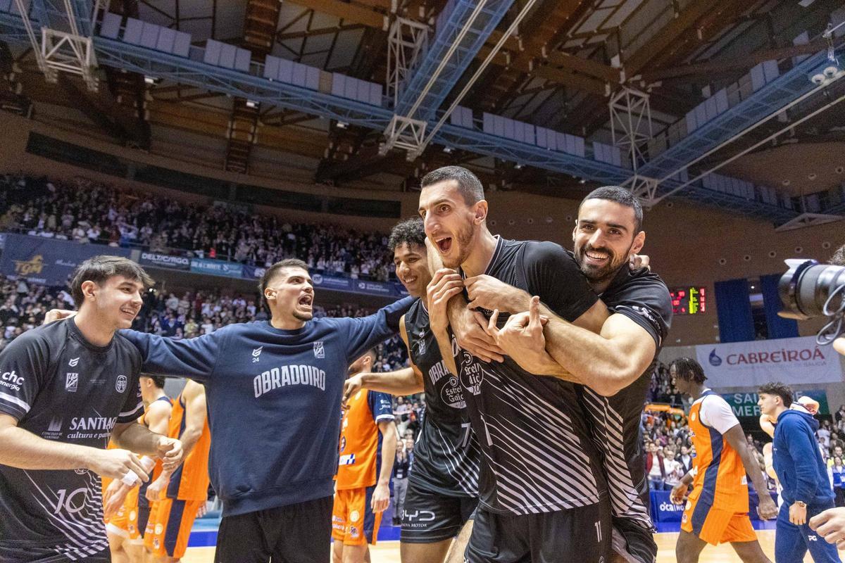 De izquierda a derecha: Grela, Brito, Dos Anjos, Kravic y Etxeguren celebran el triunfo frente a Leyma Coruña.