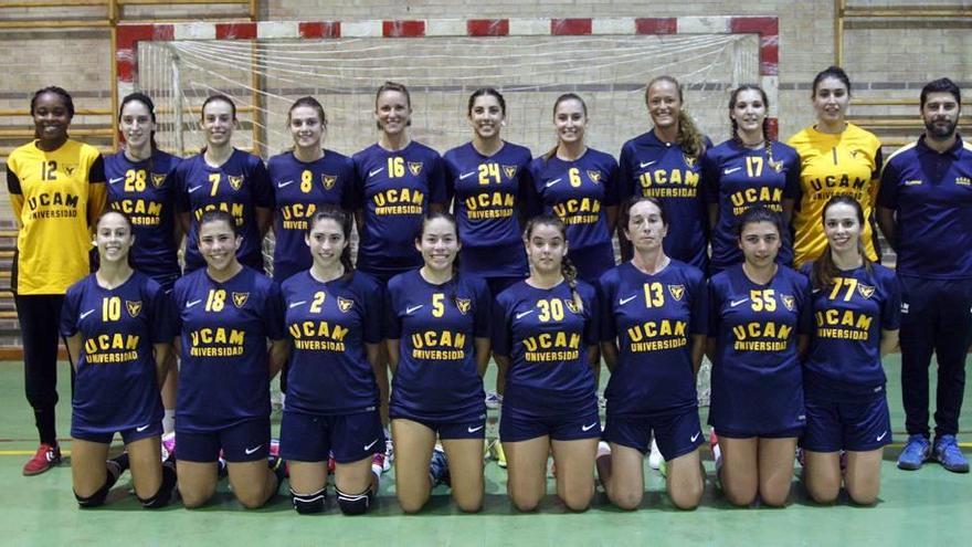 Plantilla del UCAM Balonmano Murcia antes de un partido en el pabellón San Basilio.