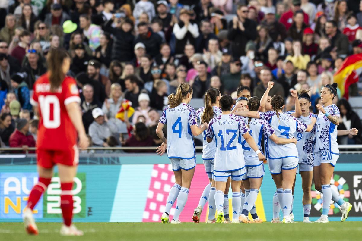 Auckland (New Zealand), 05/08/2023.- Spain’s players celebrate the 1-2 scored by forward Alba Redondo during the FIFA Women’s World Cup 2023 round of 16 soccer match between Switzerland and Spain at Eden Park in Auckland, New Zealand, 05 August 2023. (Mundial de Fútbol, Nueva Zelanda, España, Suiza) EFE/EPA/MICHAEL BUHOLZER