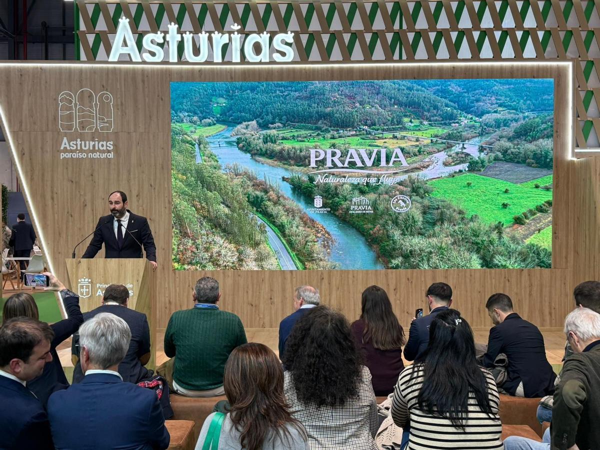 El alcalde de Praviz, durante su intervención en el stand del Principado en Fitur.