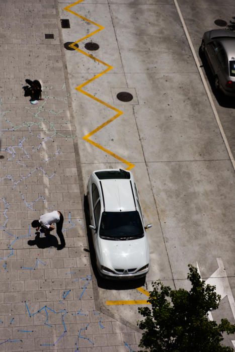 La artista Paula Fraile traza un mapa de color entre los restos de chicles que invaden las calles de la ciudad, dentro del ciclo 'Expontáneas'