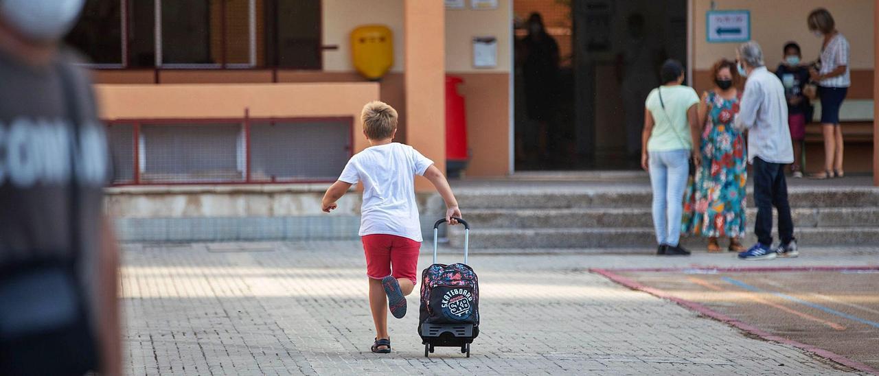 Un alumno correilusionado haciasu colegio, elCEIP Aina Moll. |  GUILLEM BOSCH