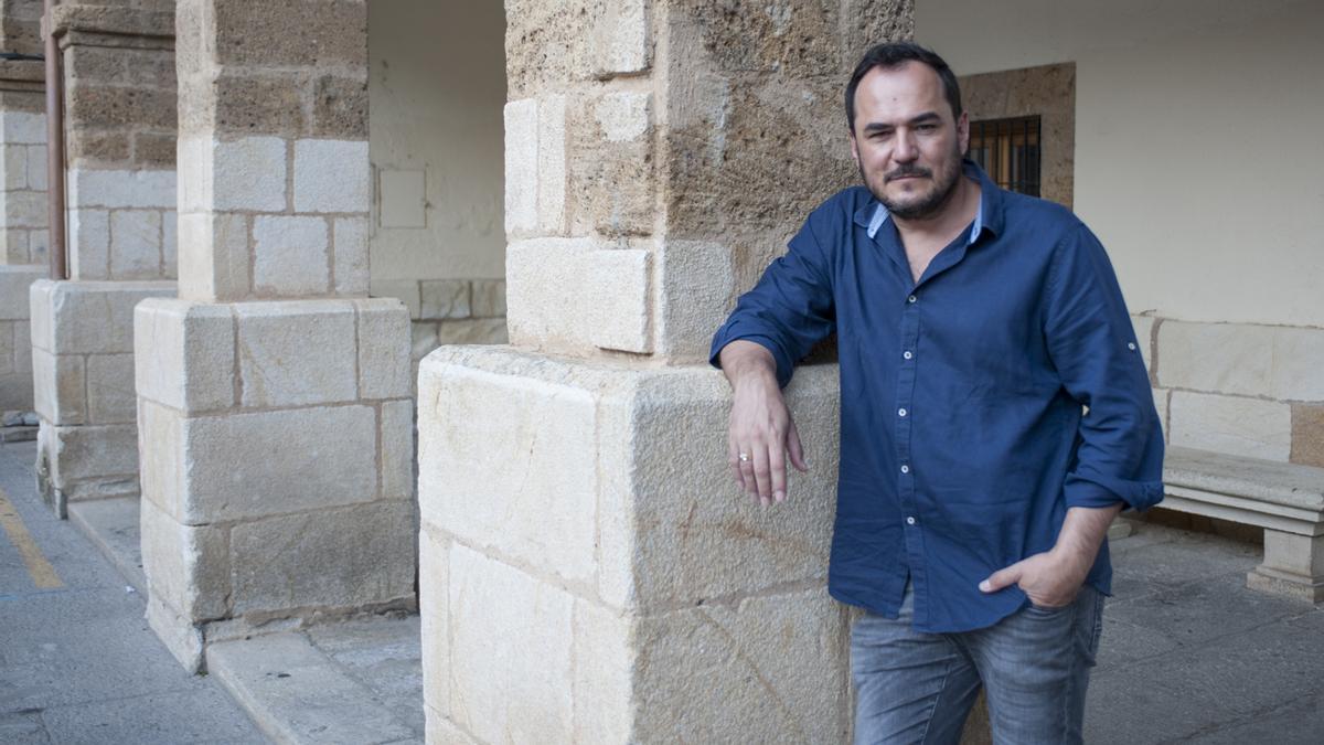 Ismael Serrano, en la plaza Mayor de Benavente, horas antes del concierto.