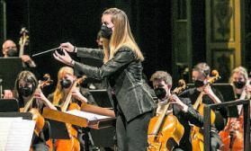 Isabel Rubio, dirigiendo a Oviedo Filarmonía durante el concierto. | I. Collín