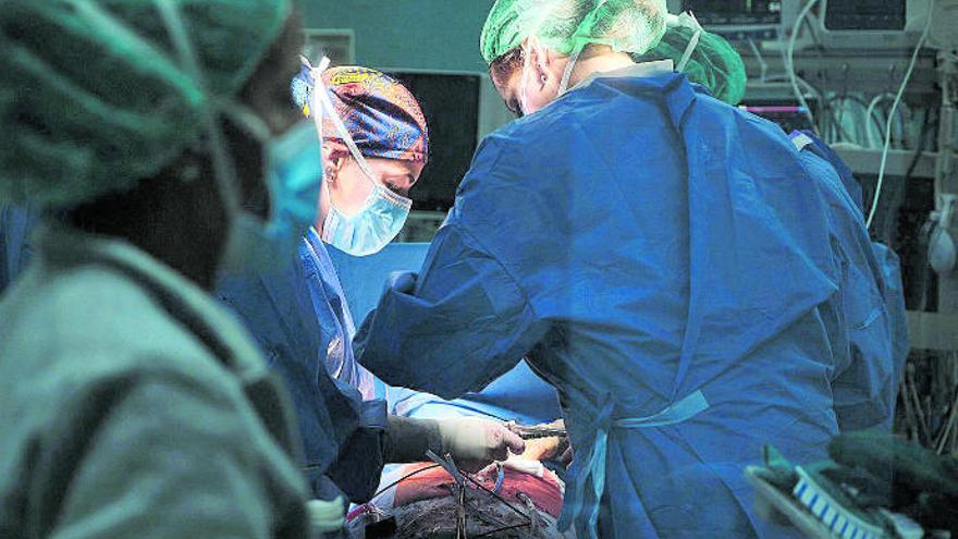 Profesionales del Hospital Universitario de Canarias intervienen a un paciente.