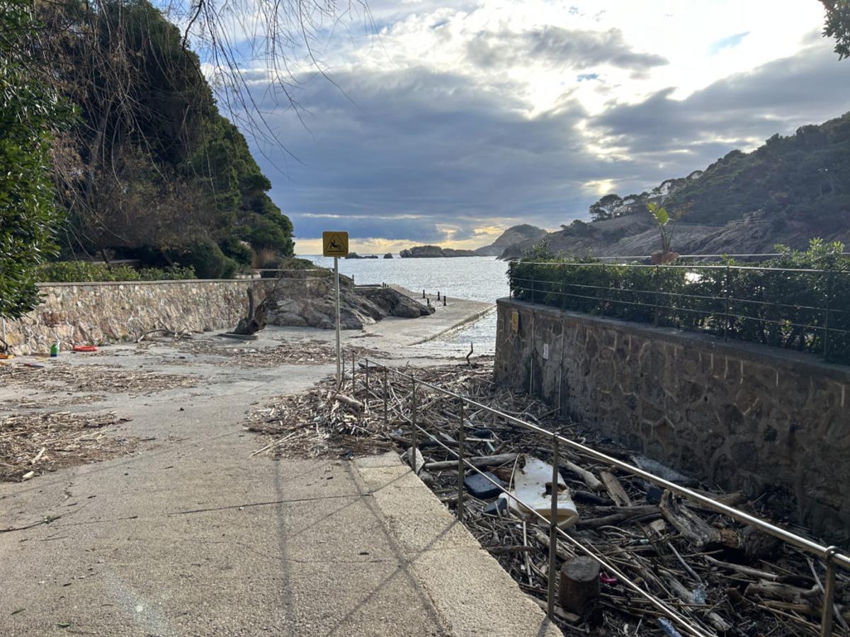 Una de les platges de Begur afectades pel temporal.