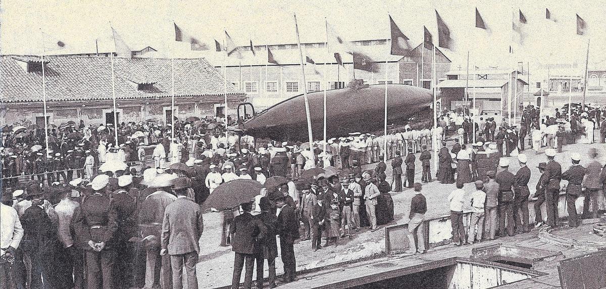 Fotografía del día en que se botó el primer submarino ideado por el marino cartagenero Isaac Peral.