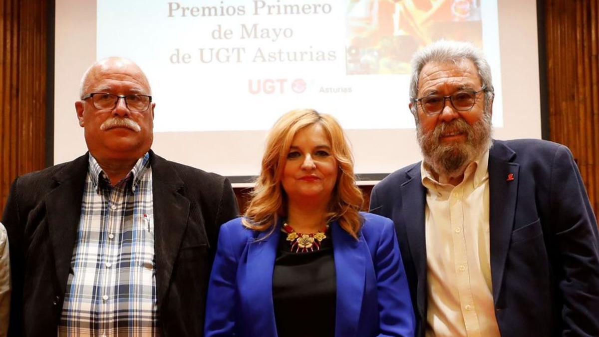 Raúl Moro, primero por la izquierda, junto a Ana Valverde y Cándido Méndez, en la entrega de premios Primero de Mayo de UGT el pasado abril. | Luisma Murias