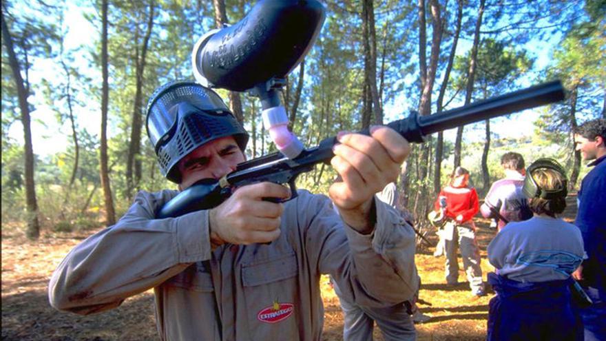 Un participante en una batalla de &#039;paintball&#039;.