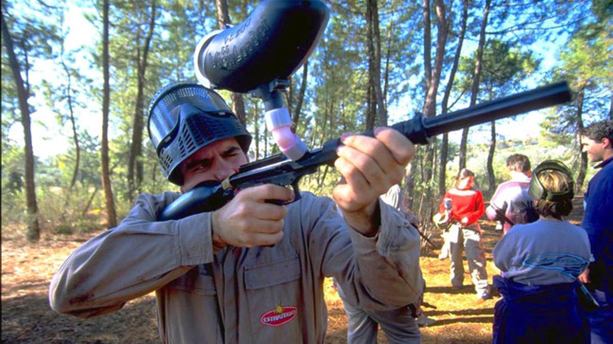 Un participante en una batalla de 'paintball'.