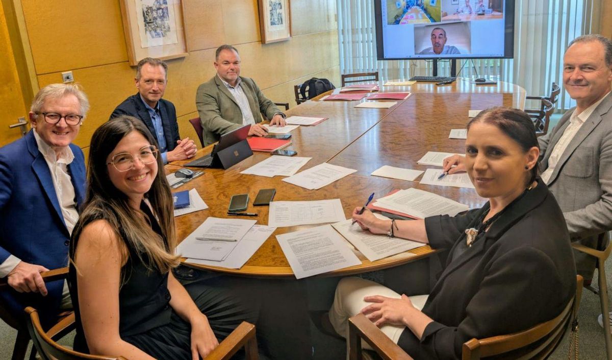 Por la izquierda, Carlos Paniceres (presidente de la Cámara de Oviedo), David González (director Sekuens), José Luis Huerta (director de la Oficina Económica y Comercial del Principado en Madrid), Nuria Castaño (subdirectora general para la Estrategia del Modelo de Región y Atracción de Inversiones), Arantxa González (directora general de Empresas y Comercio del Principado) y Alberto González (director general de FADE), ayer, en la Consejería de Ciencia, durante la reunión. |