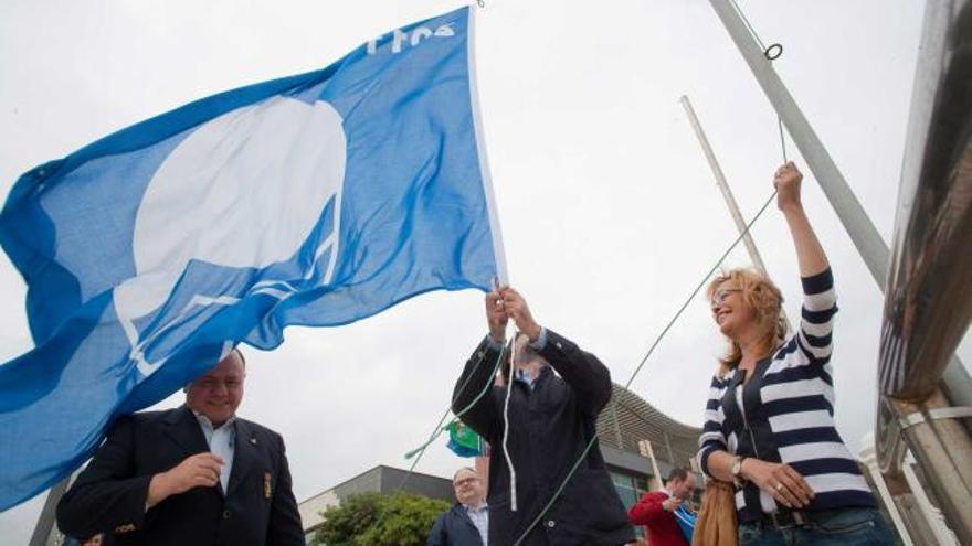 El acto de colocación de la bandera azul en la playa de Salinas el verano pasado.