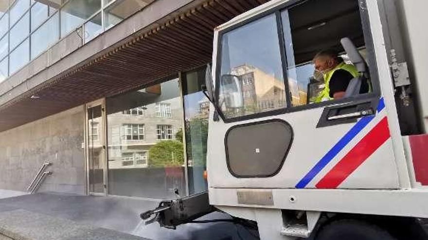 Desinfección del exterior del Concello de Cangas // Santos Álvarez