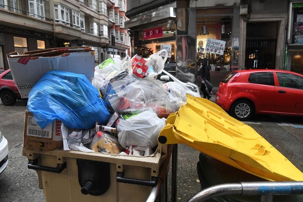 El servicio se ha reforzado esta mañana en la ronda de Nelle y el centro, donde se acumulan más residuos