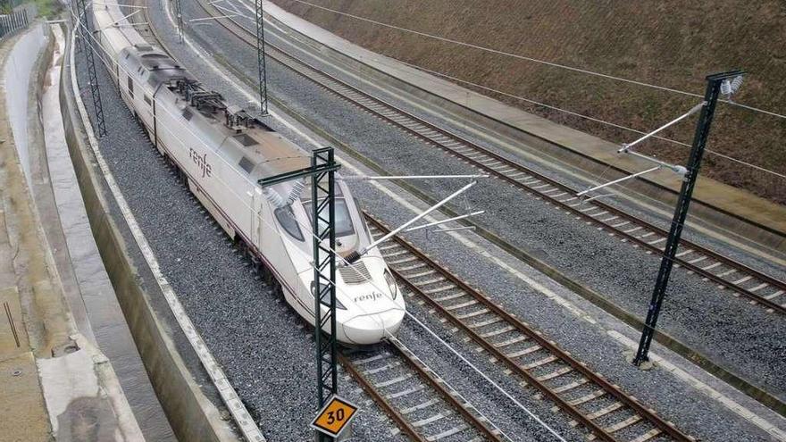 Paso de un tren Alvia por la curva de A Grandeira, en Angrois.