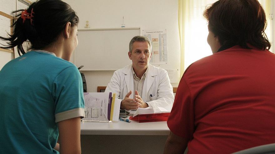 Imagen de recurso de un facultativo atendiendo en su consulta. | DM