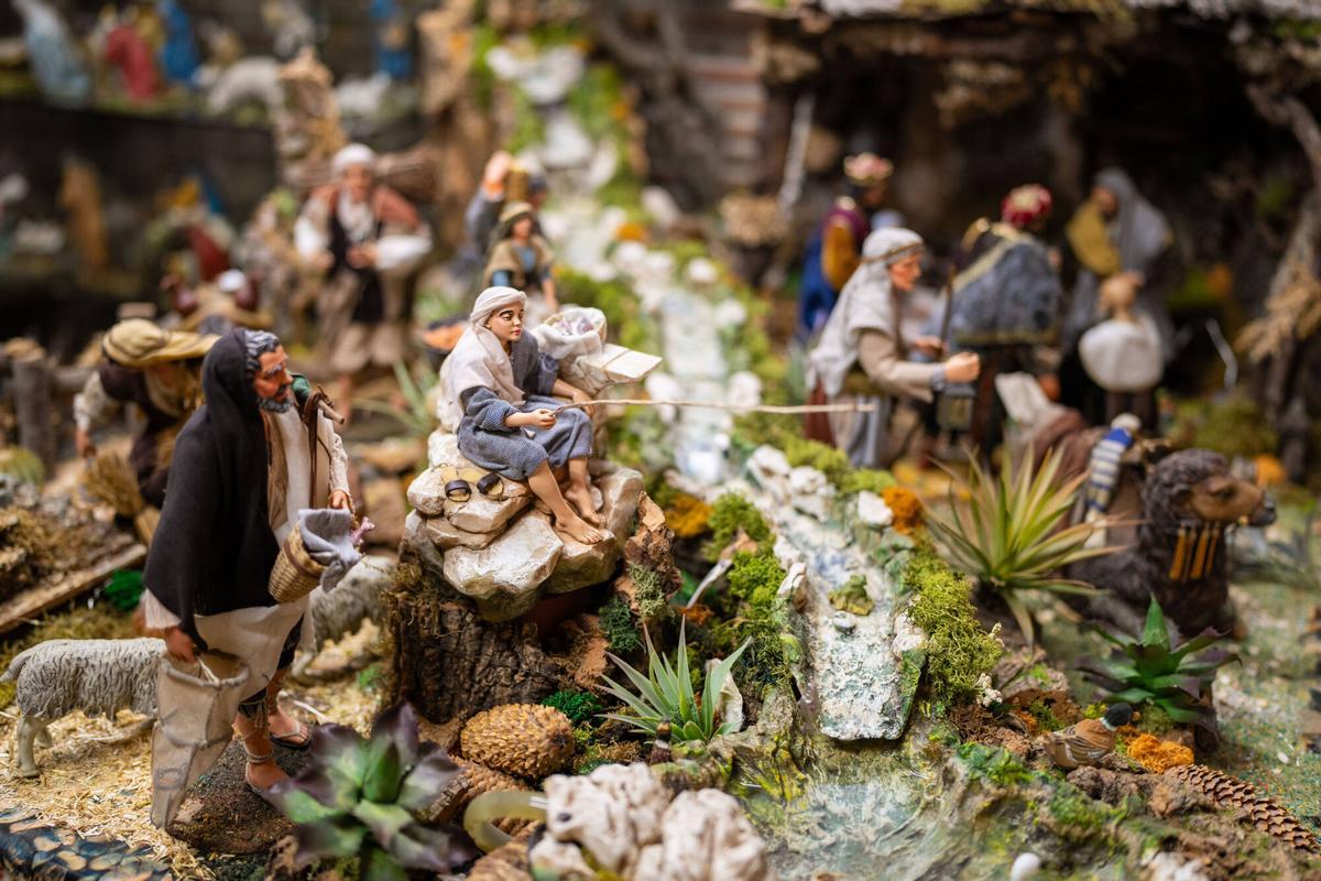 Figuras y piezas de belén expuestas en la tienda Pessebres Puig, negocio centenario de Barcelona