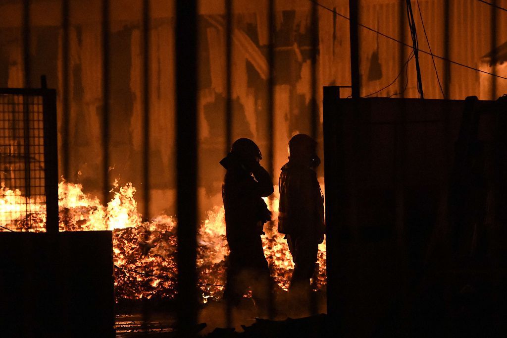 Estas son las imágenes que el aparatoso incendio de Puente Tocinos ha dejado este sábado
