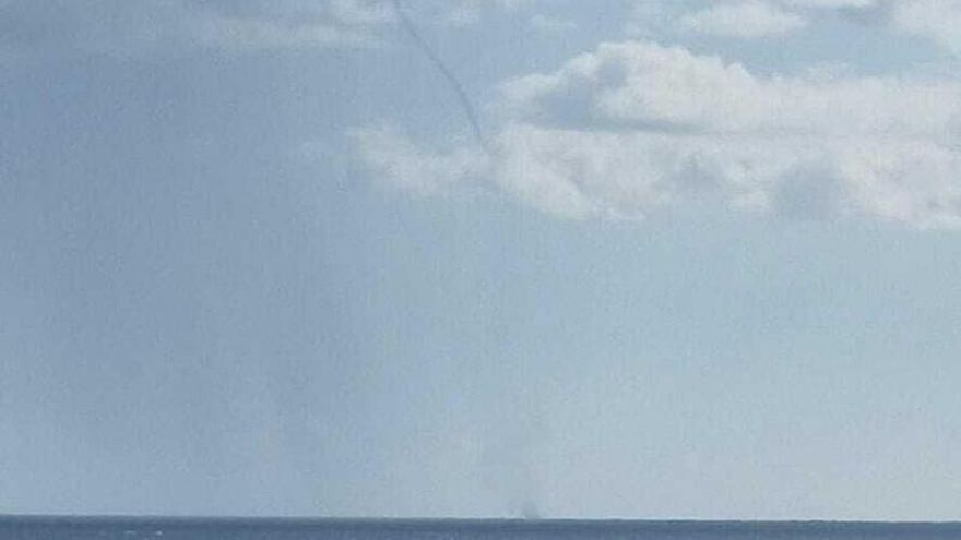 La imagen del día en Canarias: captan una impresionante tromba marina en Lanzarote