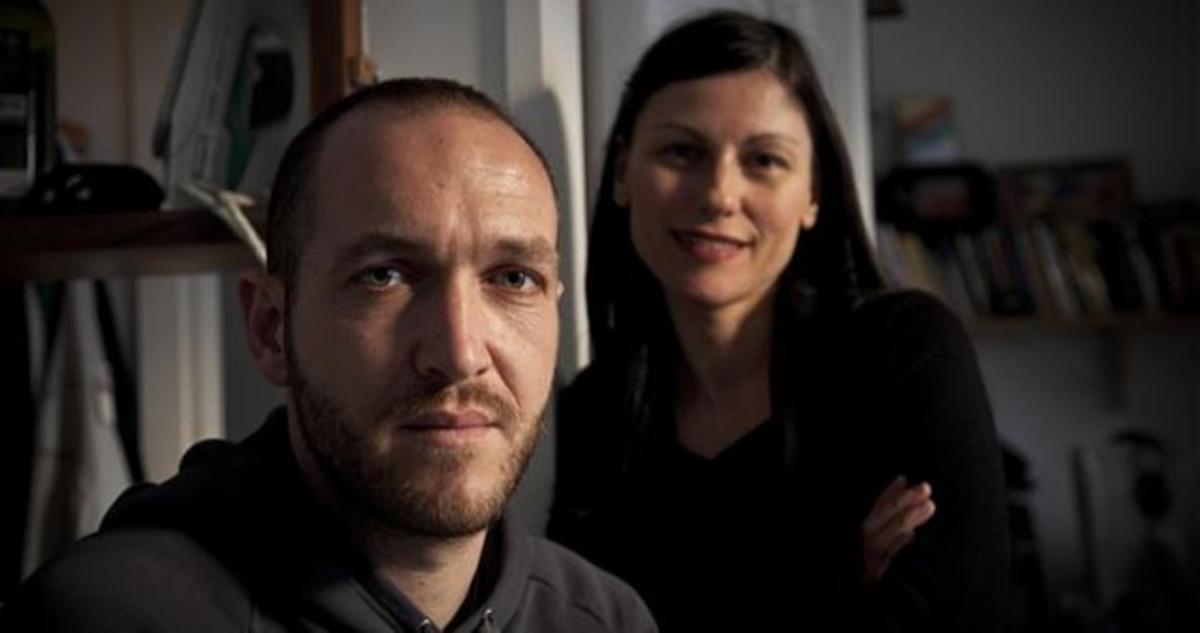 Oscar D’Aniello i Helena Miquel, al pis del músic a Ciutat Vella. Oscar D’Aniello i Helena Miquel, al pis del músic a Ciutat Vella.