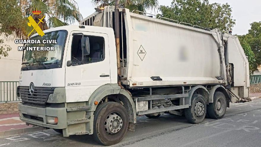 Cinco jóvenes que volvían de fiesta roban el camión de la basura de Albudeite